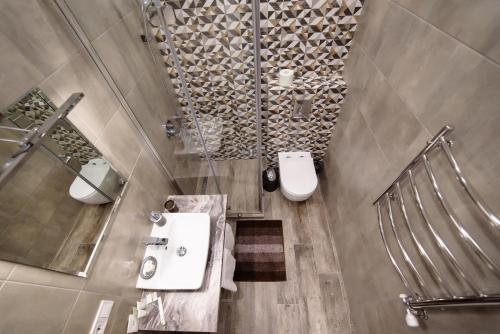 a bathroom with a sink and a toilet at Університетська вулиця Апартам in Uzhhorod