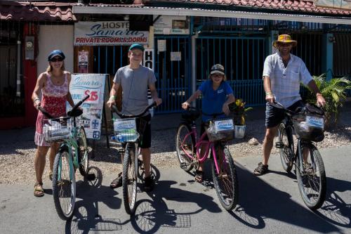 un grupo de personas de pie con sus bicicletas en Hostel Samara, en Sámara