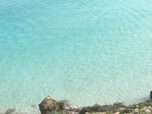 a view of the clear blue water of a beach at A Puttata ri Manu in Pozzallo