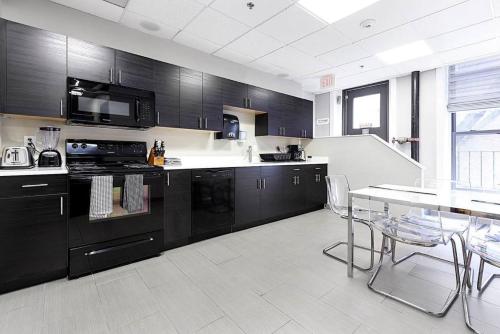 Η κουζίνα ή μικρή κουζίνα στο Temple Place Suites 2+3