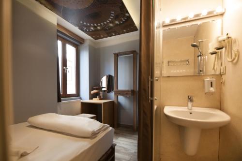 Um banheiro em Stay Inn Taksim Hostel