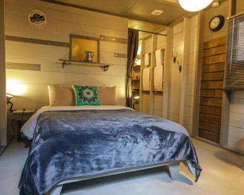 a bedroom with a bed and a clock on the wall at La Bicok EcoLodge in Mindo