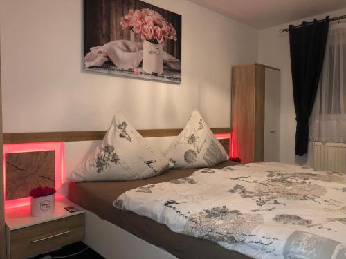 sypialnia z łóżkiem z wazonem kwiatów w obiekcie Phoenix w mieście Überlingen