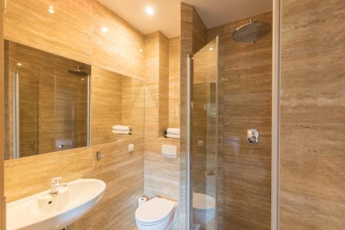 een badkamer met een douche, een toilet en een wastafel bij Villa la Val, Karkonosze in Szarocin