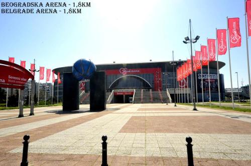 un stade aux drapeaux rouges devant lui dans l'établissement Two Rivers Apartment, à Belgrade