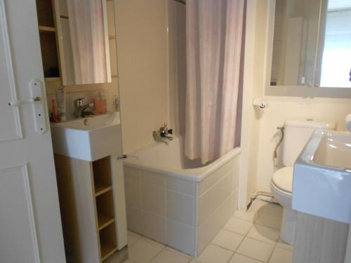 a bathroom with a tub and a sink and a toilet at T2 Bassin d'Arcachon, 100m plage, centre-ville in Andernos-les-Bains