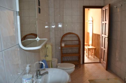 Ένα μπάνιο στο Arany Tisza Apartmanház