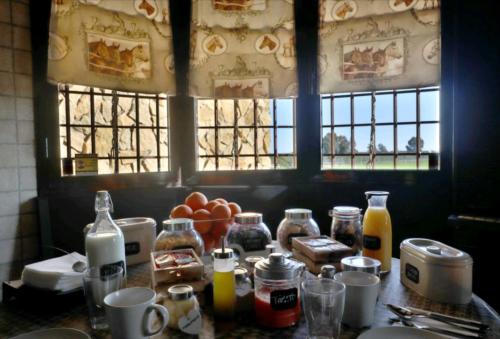 un bancone della cucina con tavolo e cibo e bevande di Casa Ecuestre Carmen Martínez a Fuente Palmera