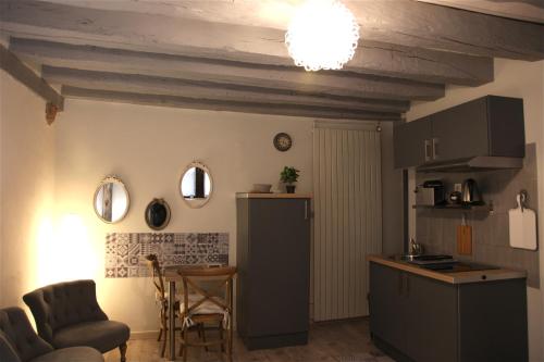 sala de estar con cocina y mesa en Chez Bruno et Françoise, en Blois