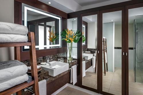 a bathroom with two sinks and two mirrors at Shangri-La Yanuca Island, Fiji in Voua
