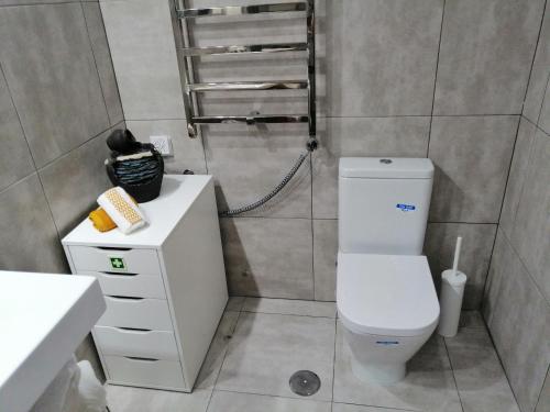 a bathroom with a white toilet and a shower at Livelove Sea in Santa Cruz