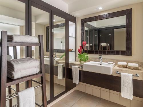 a bathroom with a sink and a mirror at Shangri-La Yanuca Island, Fiji in Voua