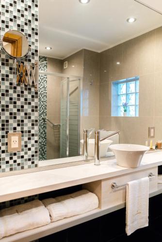 a bathroom with a sink and a mirror at Sofia Soberana Hotel Boutique in Bahía Blanca