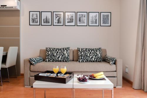 Una sala de estar con un sofá y una mesa de café. en Sofia Soberana Hotel Boutique, en Bahía Blanca