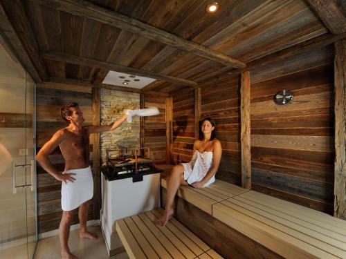 a man and a woman in a sauna at Hotel Garni Alpenjuwel in Serfaus