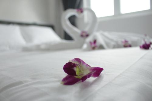 Un pat sau paturi într-o cameră la DRAGON HOTEL 1