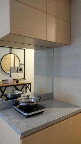 ジョグジャカルタにあるLavenderbnb Room 3 at Mataram Cityの台所(カウンターにフライパン2つ付)