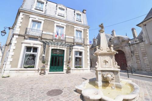 ブールジュにあるBest Western Plus Hôtel D'Angleterre - Centre historiqueの建物の前に噴水がある建物