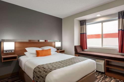 Postel nebo postele na pokoji v ubytování Microtel Inn & Suites by Wyndham