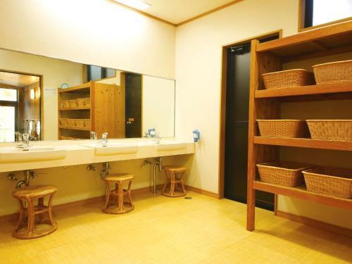 Kamar mandi di Ryokan Chinsen-Rou