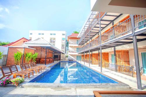 una piscina al centro di un edificio di Celosia Chiang Mai Hotel a Chiang Mai