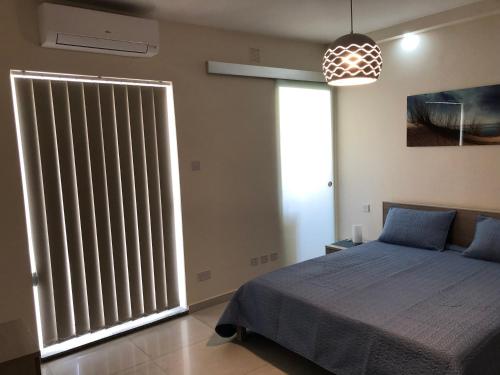 Een bed of bedden in een kamer bij Marsascala Sea View Apartment HPI 7738