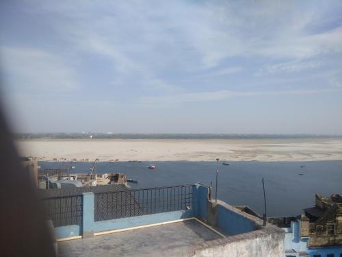 einen Blick auf eine Wasserfläche mit einem Strand in der Unterkunft Shiva Guest House in Varanasi