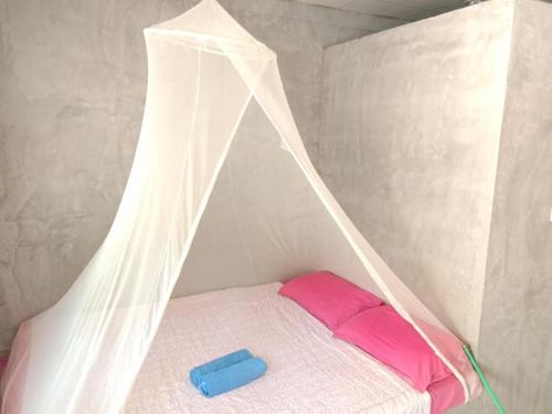 1 cama pequeña con dosel en una habitación en Hello Me Me Bungalow, en Ko Lanta
