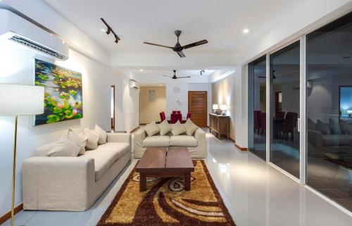 Posezení v ubytování CASAMIA Oceanfront Condos Nilaveli