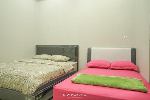 Tempat tidur dalam kamar di M Stay Guest House Jogja