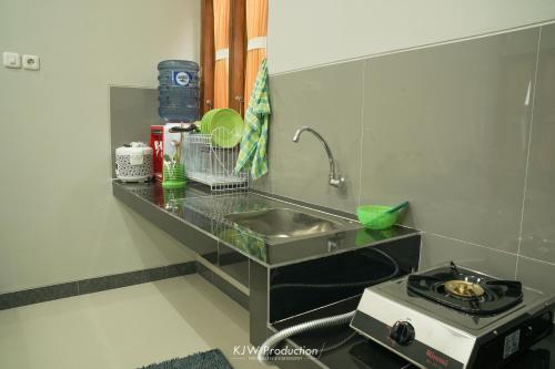 Cuina o zona de cuina de M Stay Guest House Jogja