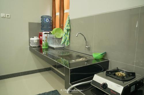 Kuchyň nebo kuchyňský kout v ubytování M Stay Guest House Jogja