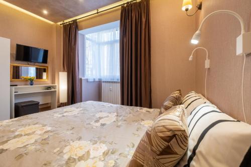 um quarto com uma cama grande e uma janela em Feel Sofia - one bedroom apartment next to Russian Square em Sófia