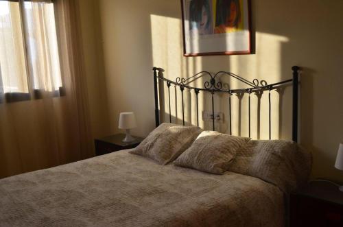 Una cama en un dormitorio con una manta. en Tramuntana & Beach, en Pollensa