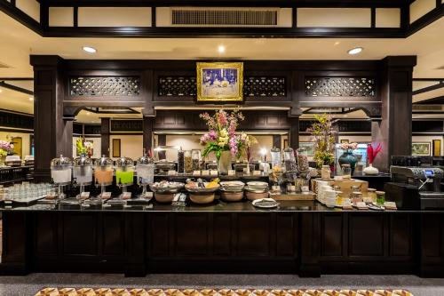 un buffet en un hotel con comida en un mostrador en Wora Bura Hua Hin Resort & Spa, en Hua Hin