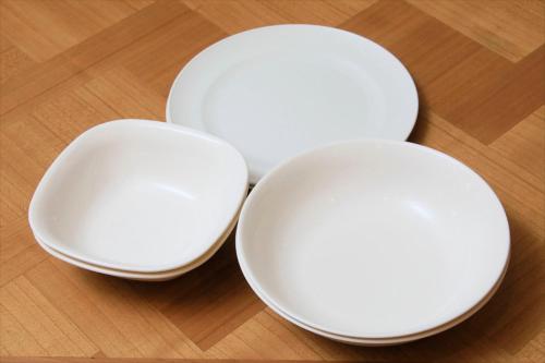 three white plates sitting on top of a wooden floor at Bay Hotel Urayasu-ekimae in Urayasu