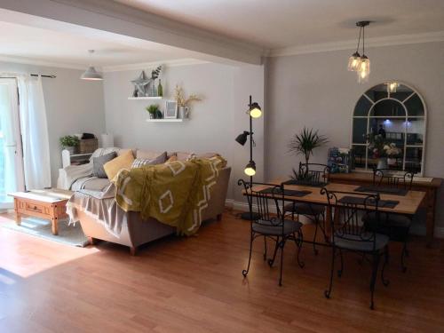 uma sala de estar com um sofá e uma mesa em Apartment with Swimming Pool em Tenby