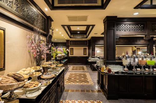 una línea de buffet en un hotel con comida a la vista en Wora Bura Hua Hin Resort & Spa, en Hua Hin