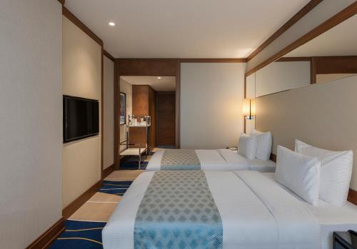 Een bed of bedden in een kamer bij Elite World Grand Istanbul Küçükyalı Hotel