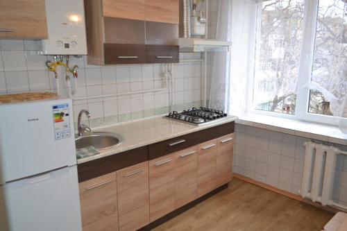 cocina con nevera blanca y fregadero en 3-х комнатные Апартаменты на Данила Галицкого, en Kamianets-Podilskyi