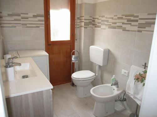 a small bathroom with a toilet and a sink at Appartamento Franco in Grado