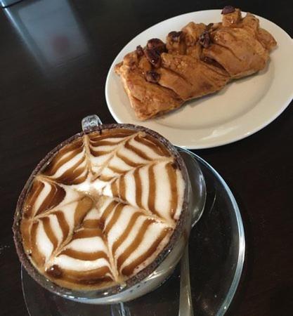 een kop koffie naast een bord eten bij Marina Centro Suite in Rimini