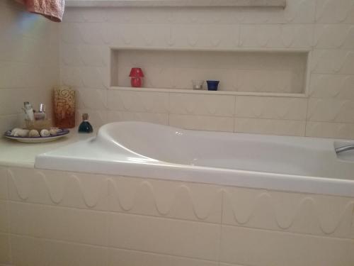 bañera blanca en el baño en Manta Rota Beach, Bed & Breakfast in a villa,privat pool, en Manta Rota