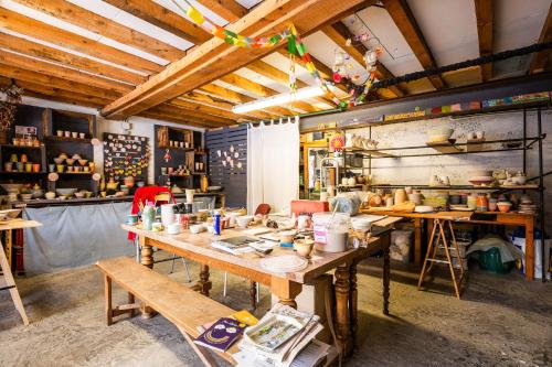 een kamer met een tafel en banken in een keuken bij Maison Sarda in Formiguères