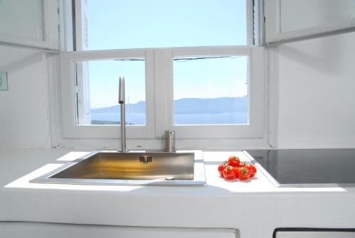 un bancone della cucina con lavandino e finestra di Archondoula Studios a Plaka Milou