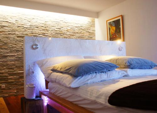 Tempat tidur dalam kamar di Le Gîte du Fort