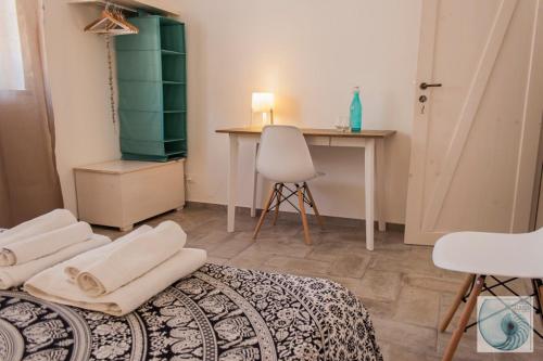 Camera con letto, scrivania e sedia. di B&B CASA GILANIA LAMPEDUSA a Lampedusa