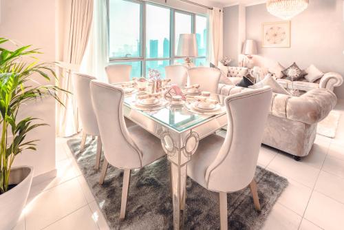 A restaurant or other place to eat at Elite Royal Apartment - Burj Residences T7 - President