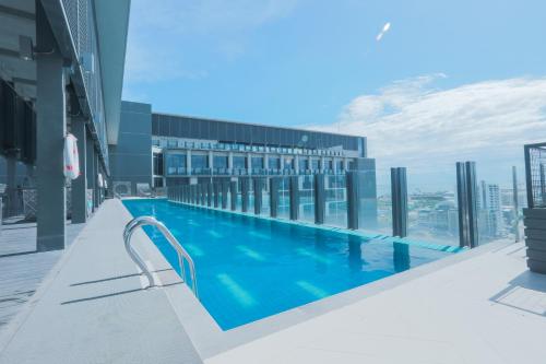 uma piscina no telhado de um edifício em bai Hotel Cebu em Cebu