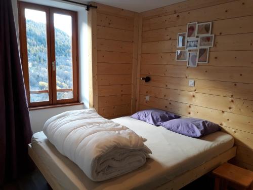A bed or beds in a room at Chalet Les Garands